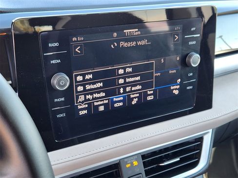 Used 2025 Volkswagen Taos SE image 11