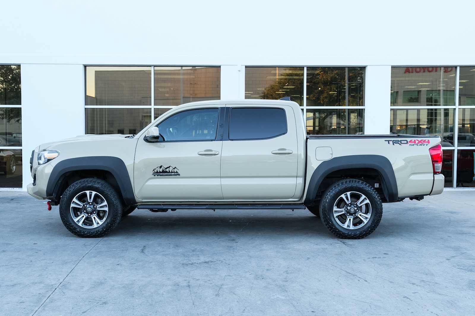 Used 2017 Toyota Tacoma TRD Sport w/ Tow Package (A/T) AWD/4WD image 21