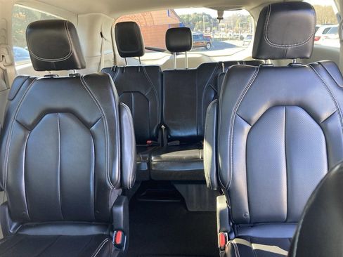 Used 2023 Chrysler Pacifica Touring-L image 11