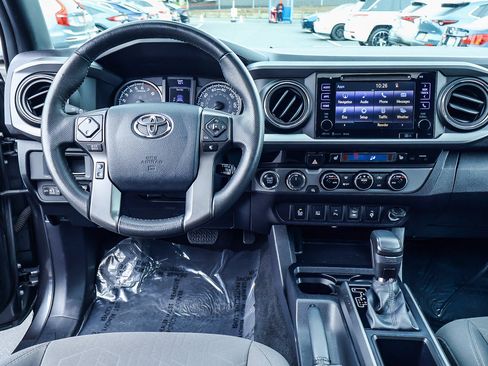 Used 2017 Toyota Tacoma TRD Off-Road w/ Premium & Technology Package AWD/4WD image 3