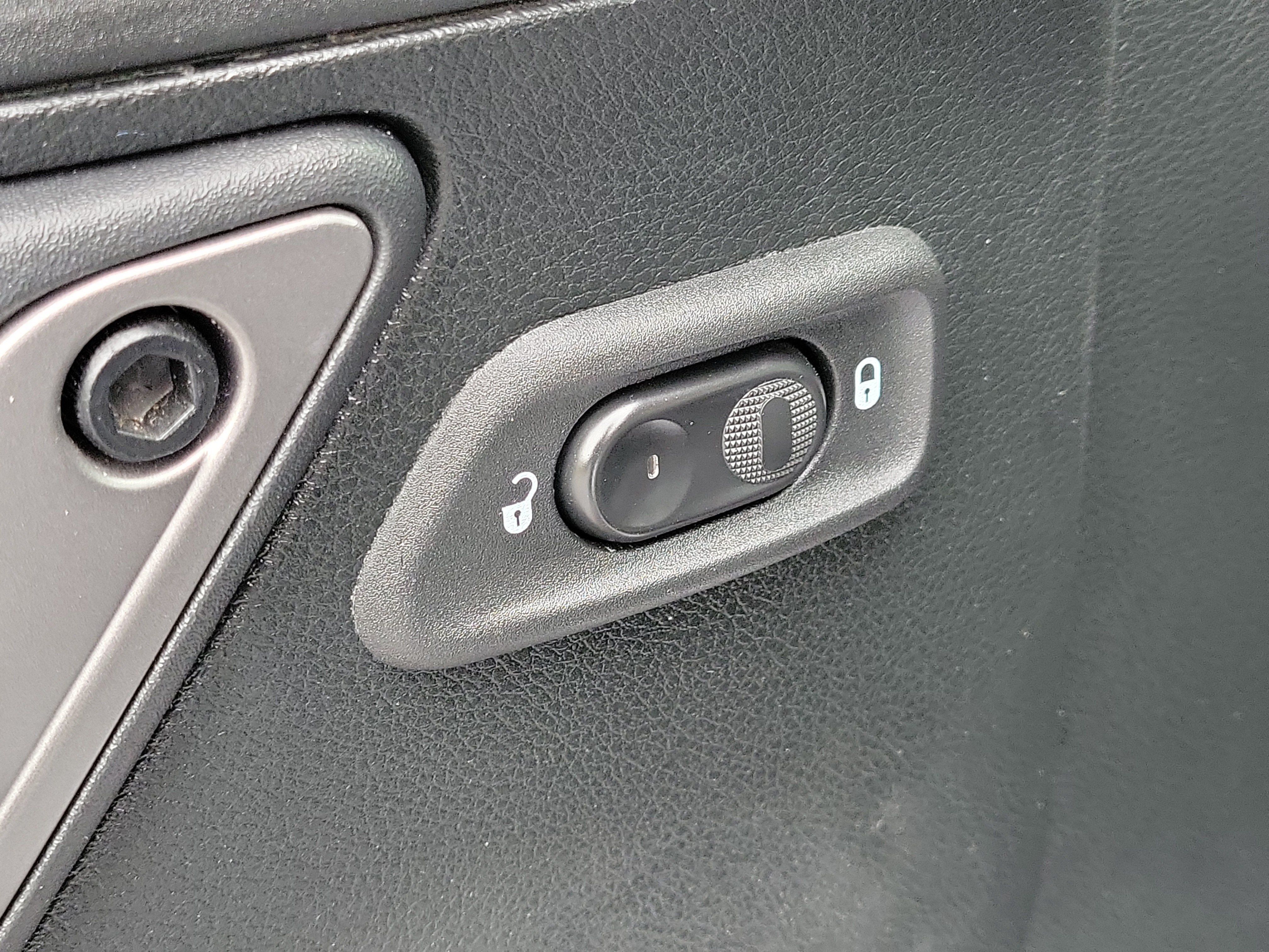 Used 2018 Jeep Wrangler Unlimited Sahara AWD/4WD image 15