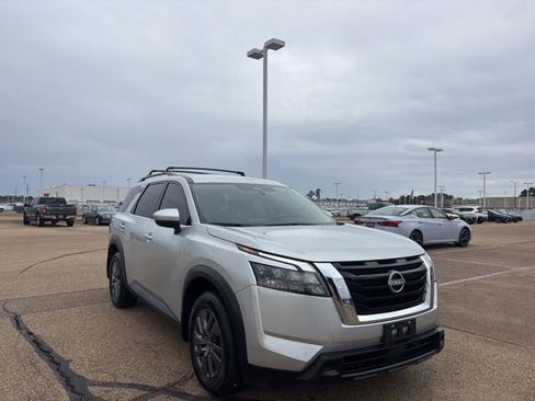 Used 2024 Nissan Pathfinder SV image 5