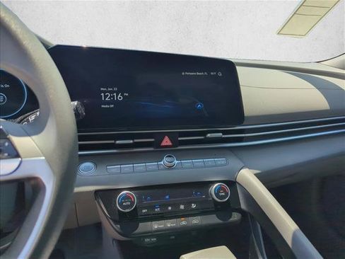 Used 2024 Hyundai Elantra SEL FWD image 13