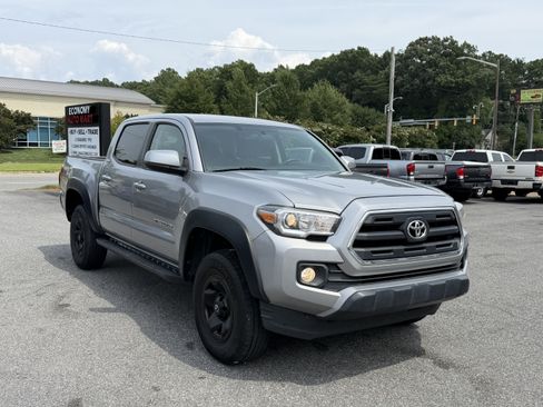 Used 2016 Toyota Tacoma SR5 w/ Towing Package RWD image 4
