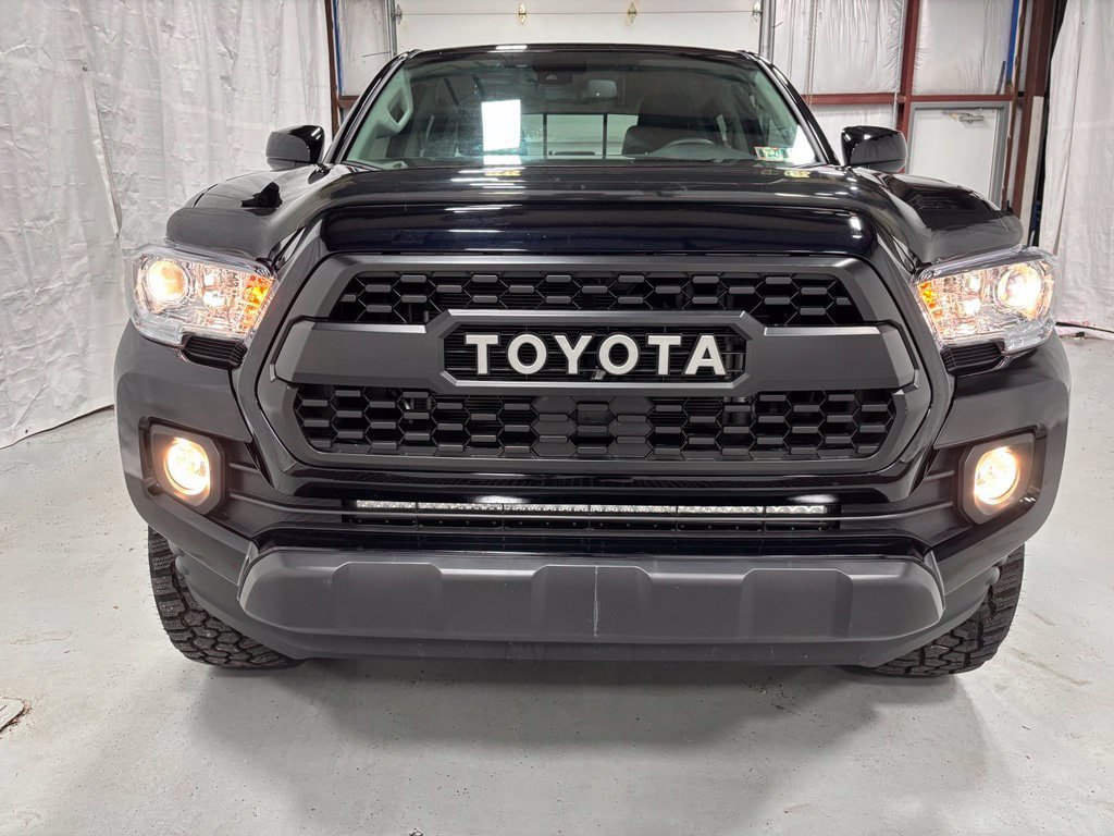 Used 2022 Toyota Tacoma SR5 AWD/4WD image 2