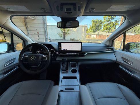 Used 2025 Toyota Sienna XLE FWD image 33