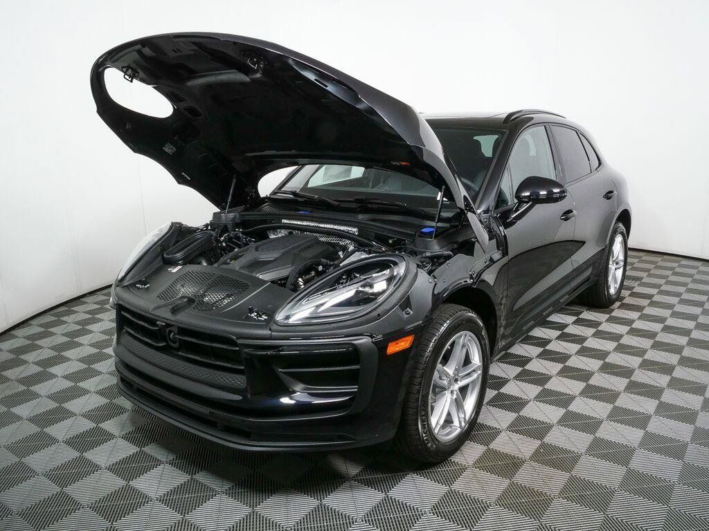 Certified 2026 Porsche Macan AWD/4WD image 34