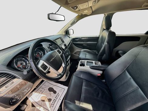 Used 2015 Chrysler Town & Country Touring FWD image 19