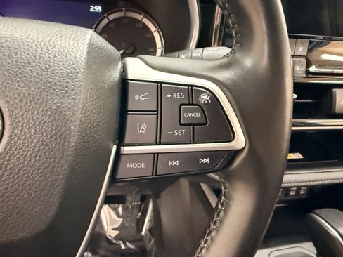 Used 2023 Toyota Highlander XLE AWD/4WD image 33