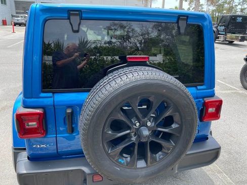 Used 2022 Jeep Wrangler Unlimited Sahara AWD/4WD image 6