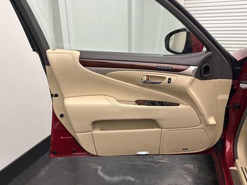 Used 2013 Lexus LS 460 AWD w/ Comfort Pkg image 14