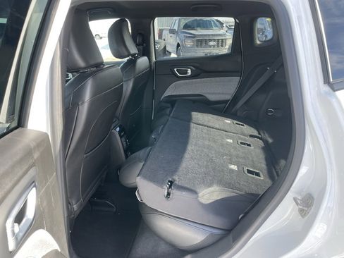 Used 2024 Jeep Compass Latitude image 50