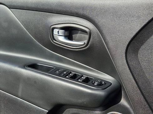 Used 2017 Jeep Renegade Altitude FWD image 11