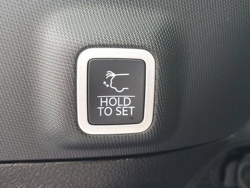 New 2025 Jeep Grand Cherokee Altitude image 9