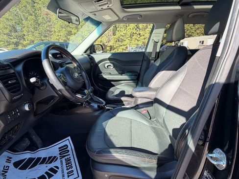 Used 2017 Kia Soul ! w/ Tech Package FWD image 9