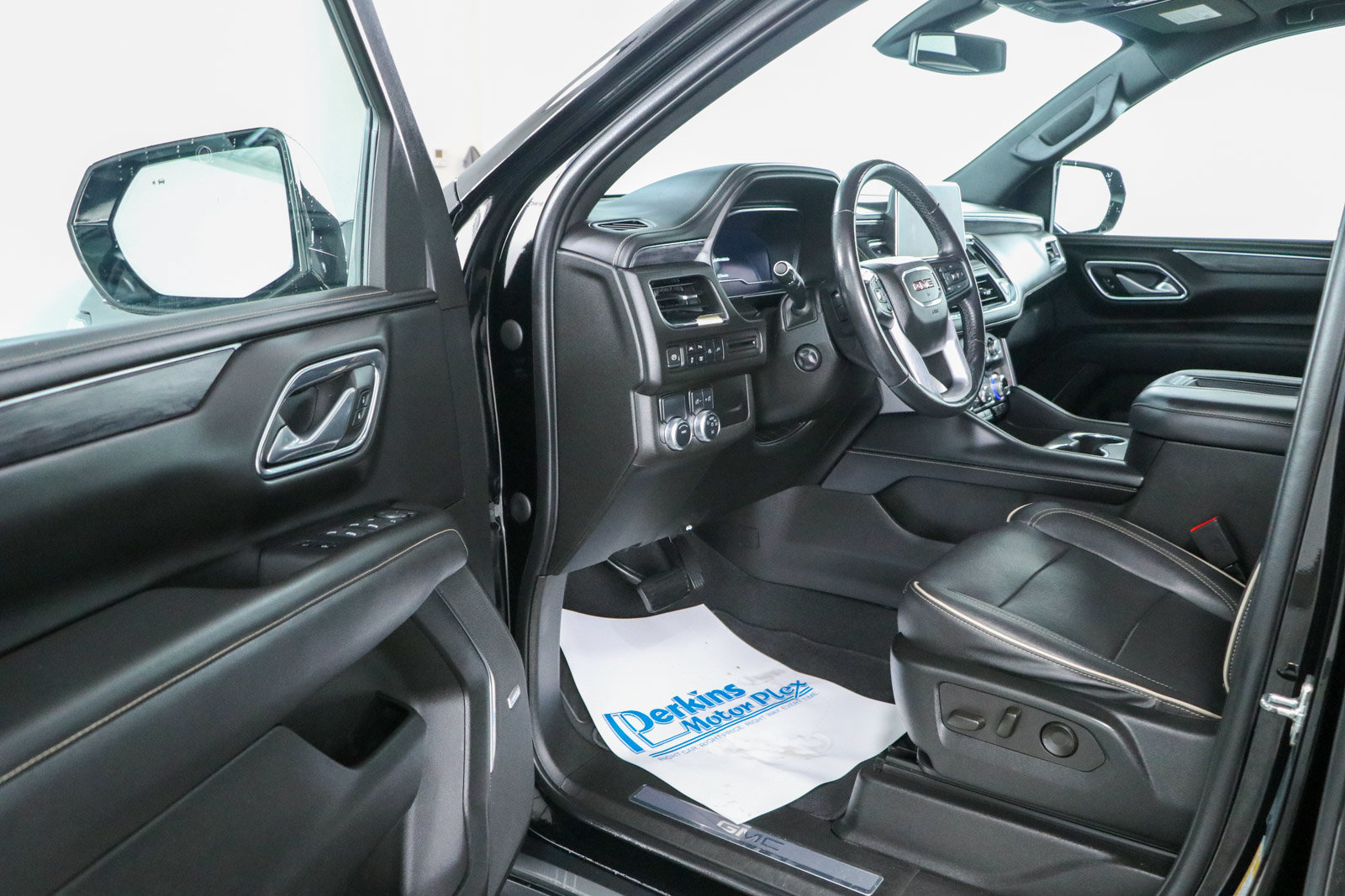 Used 2022 GMC Yukon SLT w/ SLT Premium Package RWD image 3