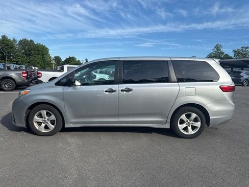 Used 2020 Toyota Sienna L FWD image 2