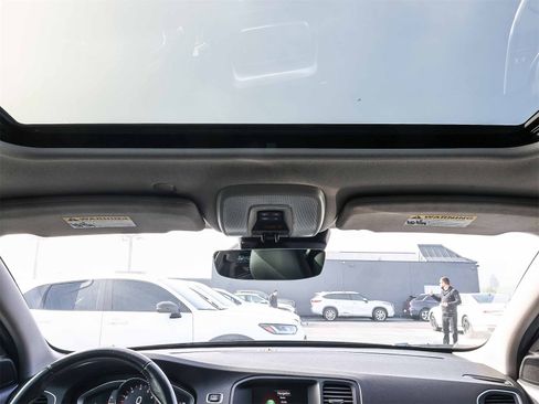 Used 2018 Volvo V60 T5 Cross Country image 17