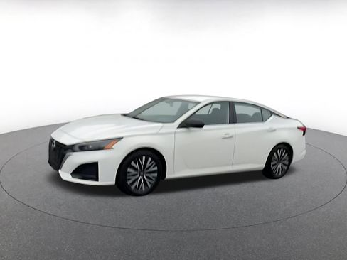 Used 2025 Nissan Altima 2.5 SV image 8