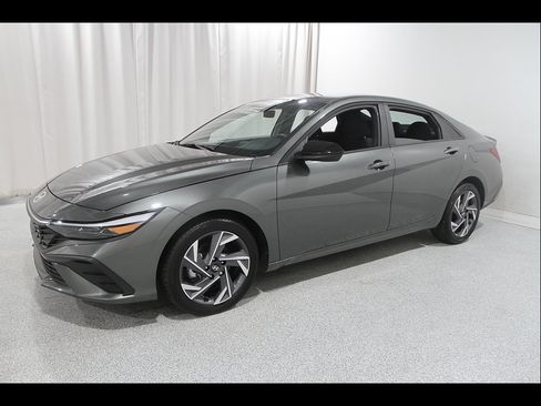 Certified 2025 Hyundai Elantra Sport FWD image 3