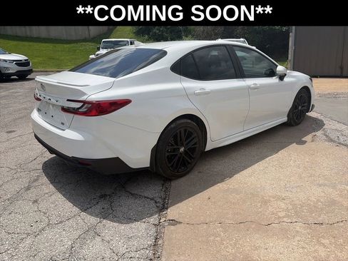 Used 2025 Toyota Camry SE w/ Convenience Package FWD image 5