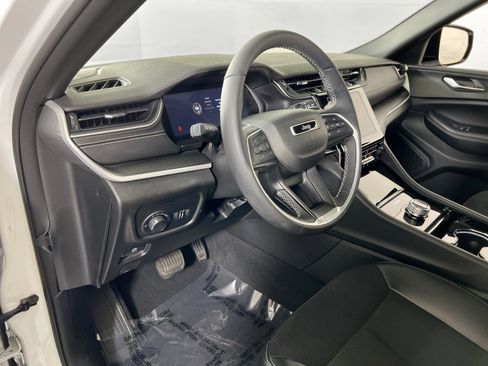 Used 2023 Jeep Grand Cherokee L Laredo image 9