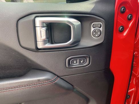 Used 2022 Jeep Wrangler Unlimited Rubicon w/ Cold Weather Group AWD/4WD image 21