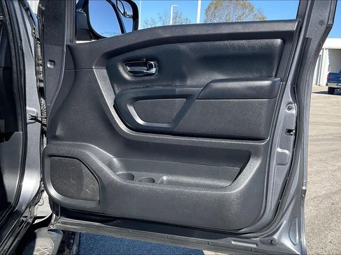 Used 2019 Nissan Titan SV w/ SV Convenience Package image 20