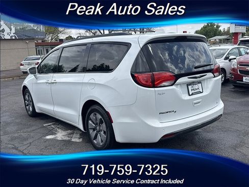 Used 2018 Chrysler Pacifica Touring-L w/ Premium Audio Group FWD image 5