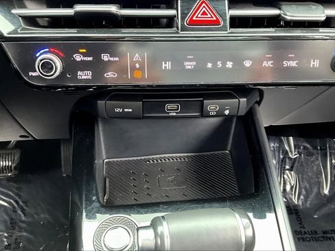 Used 2023 Kia Niro EX image 15