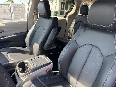 Used 2024 Chrysler Pacifica Touring-L image 14