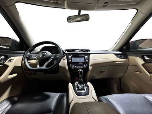 Used 2017 Nissan Rogue SV w/ SV Premium Package image 12