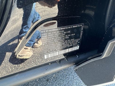 New 2025 Volkswagen Tiguan SE image 19