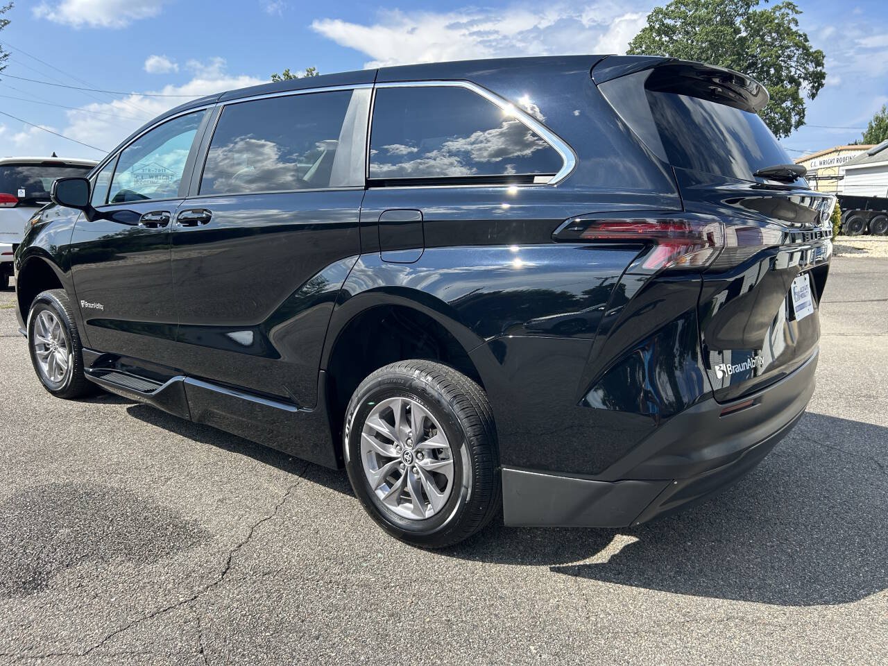 Used 2024 Toyota Sienna LE FWD image 11