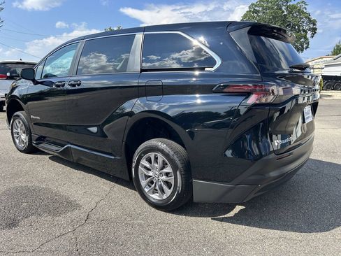 Used 2024 Toyota Sienna LE FWD image 11