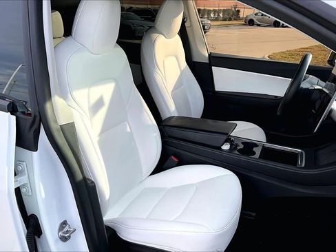 Used 2022 Tesla Model Y Long Range image 9