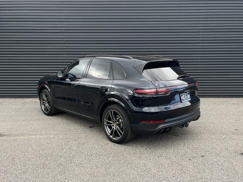 Certified 2022 Porsche Cayenne Platinum Edition image 3