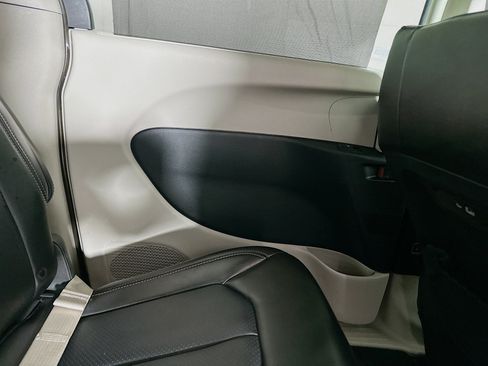 Used 2024 Chrysler Pacifica Touring-L FWD image 30
