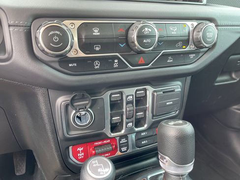 Used 2024 Jeep Wrangler Unlimited Rubicon AWD/4WD image 22