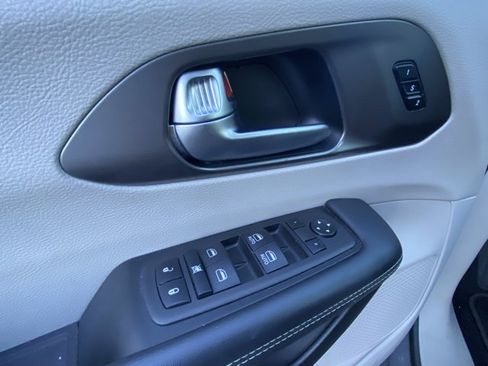 Used 2023 Chrysler Pacifica Touring-L image 17