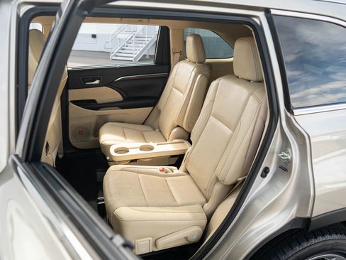 Used 2014 Toyota Highlander Limited image 25