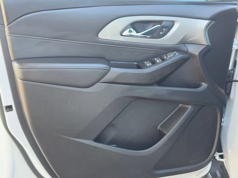 Used 2023 Chevrolet Traverse LT FWD image 11