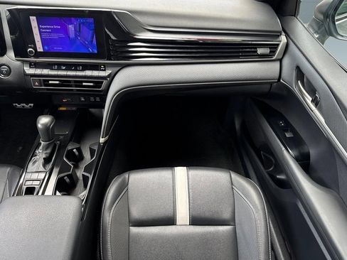 Used 2025 Toyota Camry SE image 28