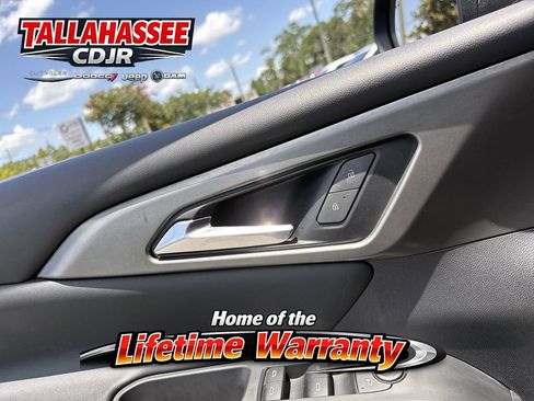 Used 2024 Chevrolet Traverse LT FWD image 16