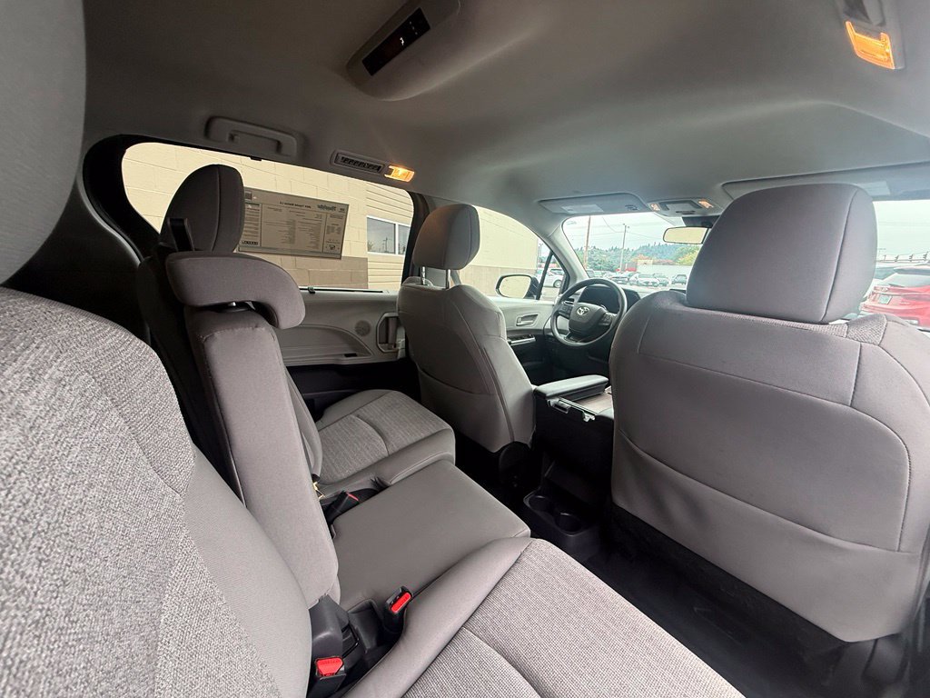Used 2024 Toyota Sienna LE FWD image 17