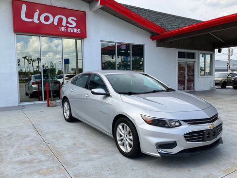 Used 2018 Chevrolet Malibu LT image 2