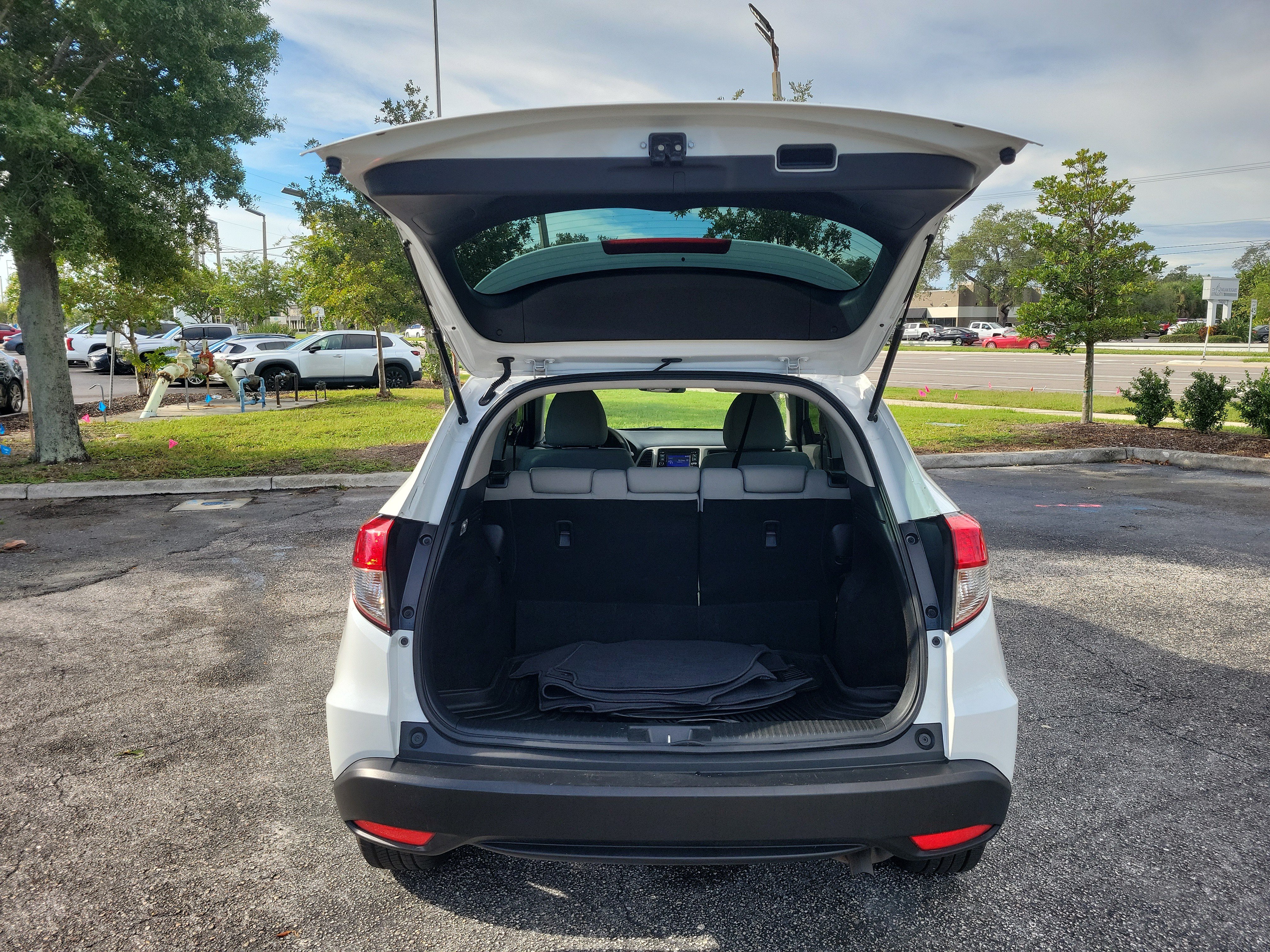 Used 2022 Honda HR-V LX image 10