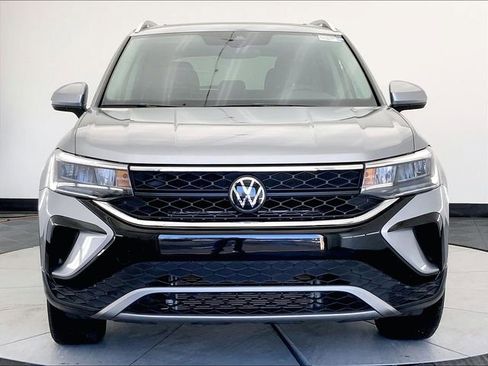Certified 2024 Volkswagen Taos SE image 3