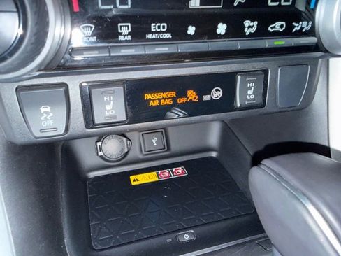 Used 2022 Toyota RAV4 XSE AWD/4WD image 22