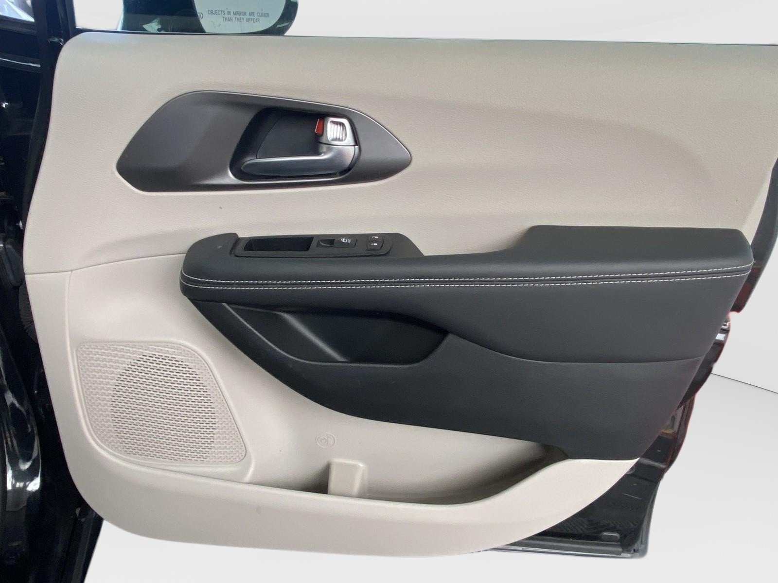 Used 2024 Chrysler Pacifica Touring-L FWD image 7